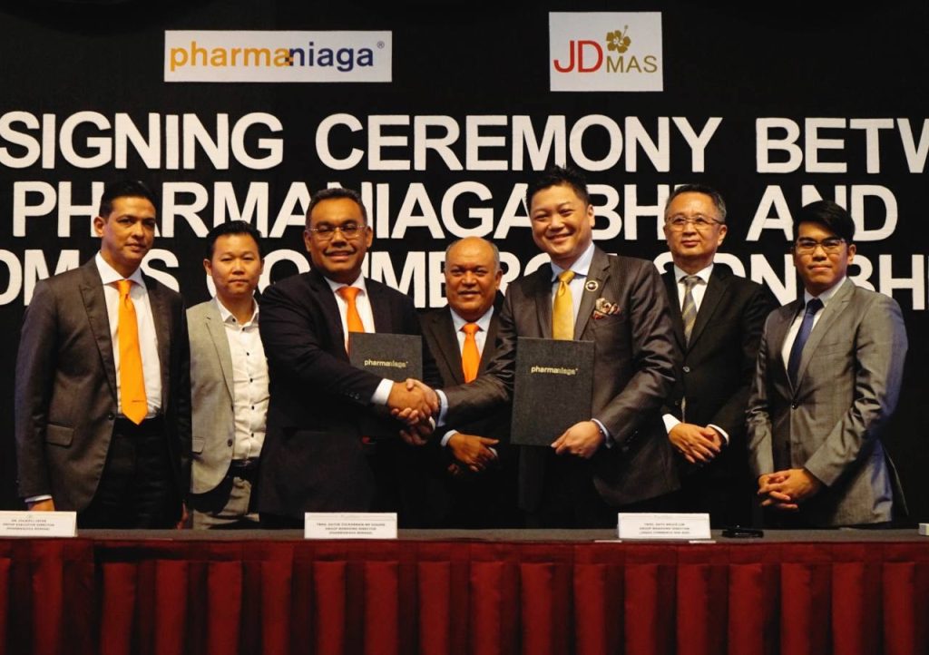 From left: Pharmaniaga Group executive director Zulkifli Jafar, JD.Com commercial country manager Elvin Lim, Pharmaniaga group managing director Datuk Zulkarnain Md Eusope, Pharmaniaga chairman Datuk Seri Zainal Abidin Mohd Rafique, JDMAS managing director Datuk Bruce Lim, JDMAS executive director Desmond Ng and JDMAS project director Eizaz Azhar