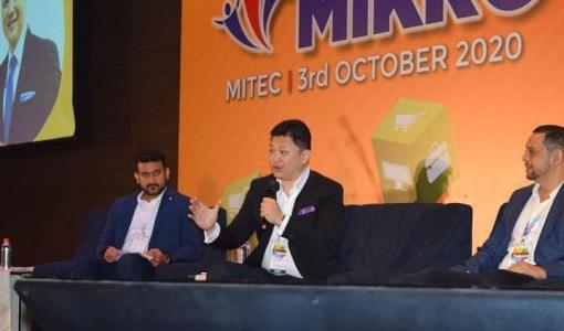 Dato' Bruce sharing entrepreneurship tips for the audience.