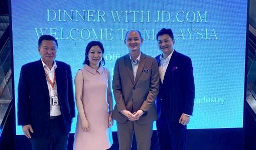 Welcoming Guest of Honour, Deputy Minister of International Trade & Industry, Dr. Ong Kian Ming at the reception for Ms. Christine Wong of JD.com. On the left is Dato’ Ringo Kaw, CEO of Atmosphere 360 KL Tower
