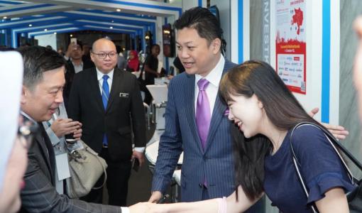 Ms. Jessy Yang being introduced to the Minister of International Trade & Industry, Datuk Darrell Leiking by Dato’ Bruce Lim