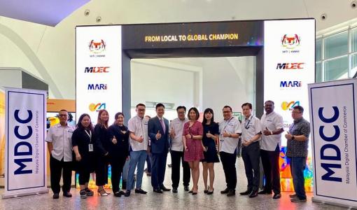 Posing with the council members of Malaysia Digital Chamber of Commerce (MDCC) after the event