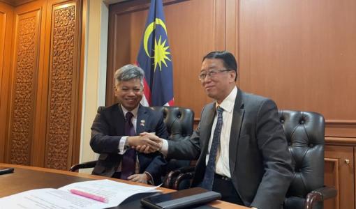 Sealing the cooperation between Malaysia and JD Worldwide with the handshake between Ambassador of Malaysia to China, HE Datuk Nurshirwan Zainal Abidin and Mr. Larry Lee, Vice-President of JD.com for Global Affairs. 