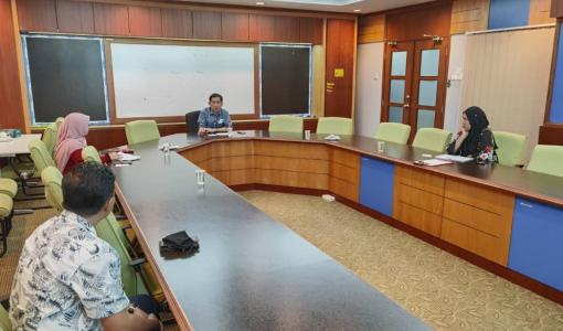 Prof. Cheah chairing the meeting at UPM.