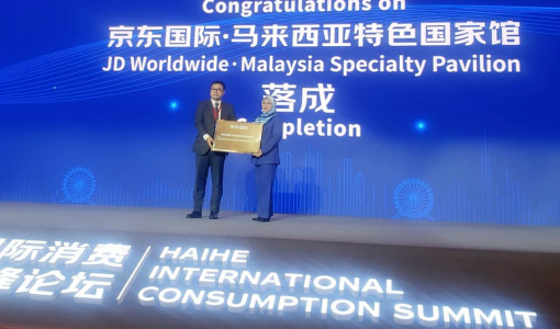Trade Commissioner of Malaysia to China, Puan Razida Razak receiving the award.