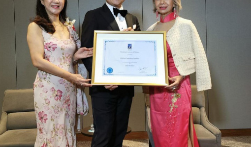 Receiving the certificate of membership from Datin Winnie Loo, President of BAM.